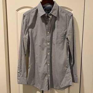 Banana Republic Men’s Causal Button down shirt.